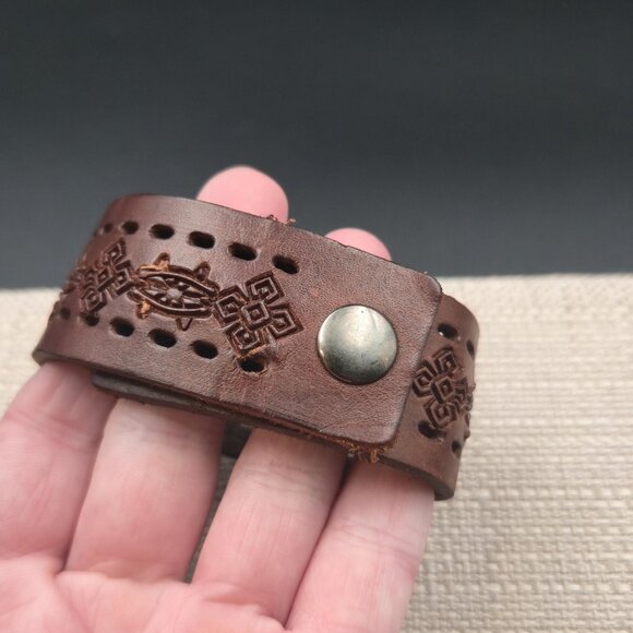 6.5 Inch 3 Button Adjustable Wide Pattern Leather Bracelet B971 - Picture 3 of 6